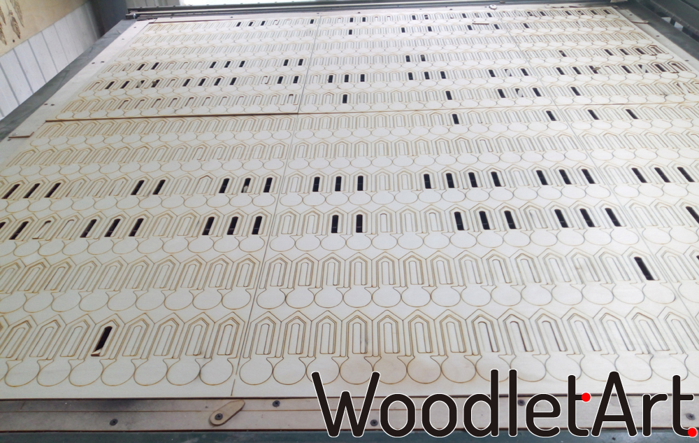 Produkcja masowa wycinanek ze sklejki. Cięcie laserowe dekoracji drewnainych.